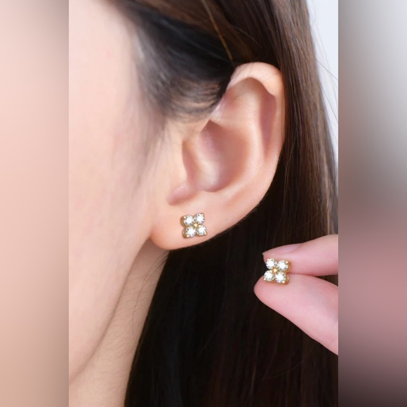 0.8 CT tw Moissanite Clover Flower Leaf Earrings
